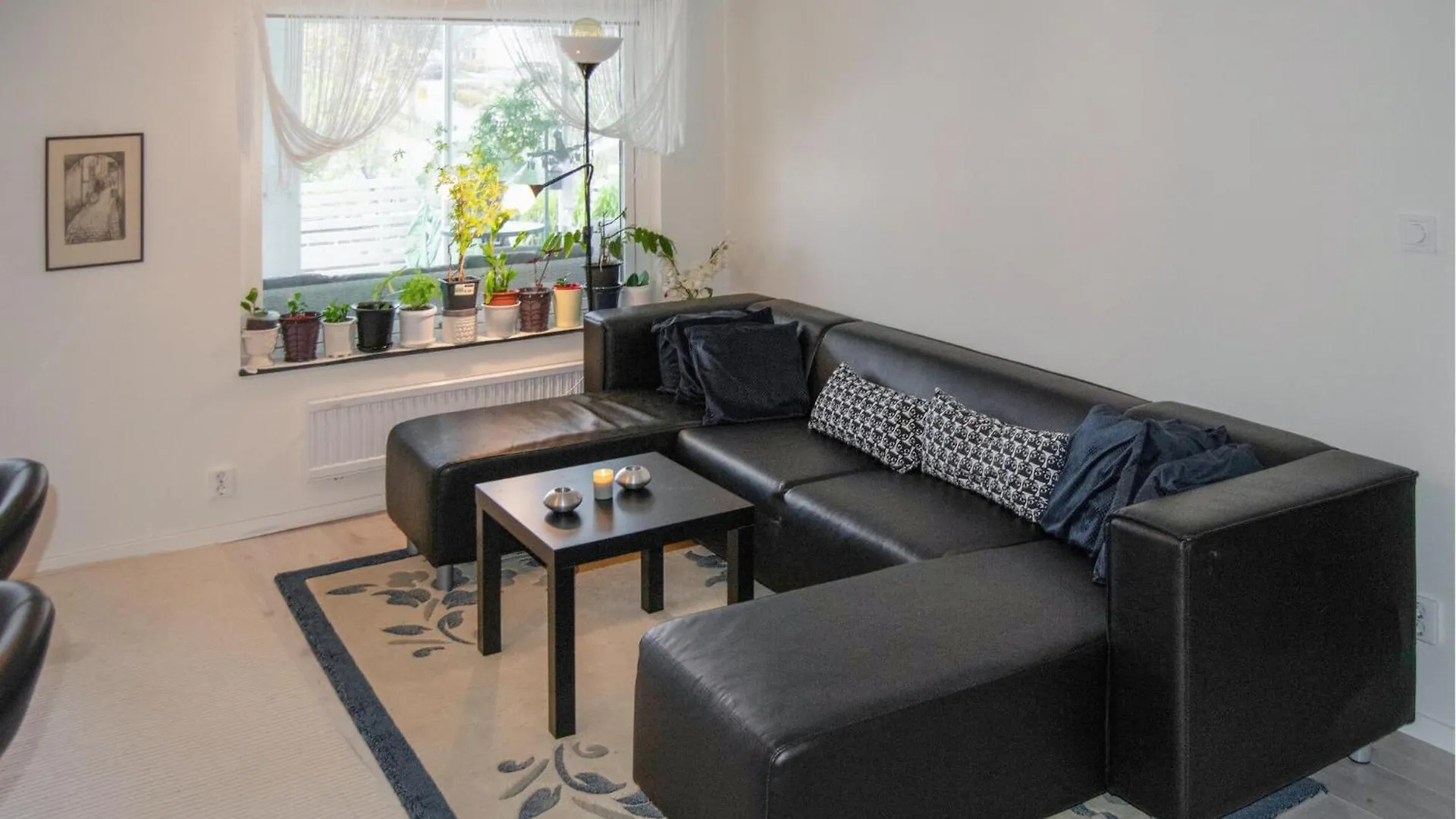 2 Bedroom Cozy Home In Skaerholmen location